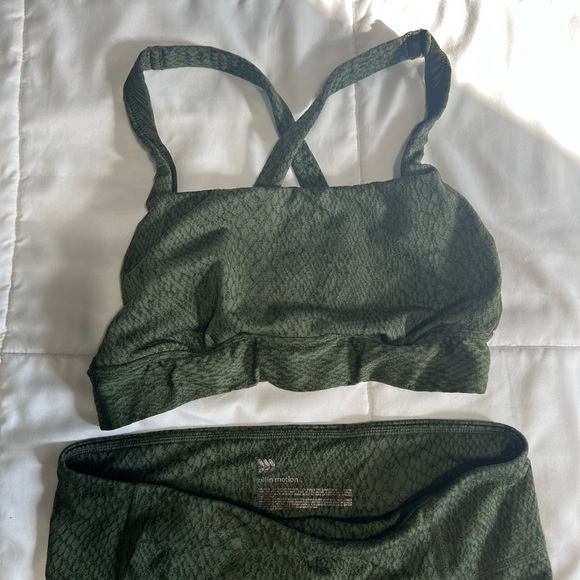 2 Piece - Green Snakeskin Print fitness Outfit - Picture 6 of 8